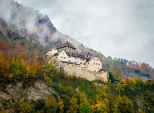 Majestaetisch-thront-Schloss-Vaduz-ueber-einem-der-staerksten-Finanzplaetze-Europas